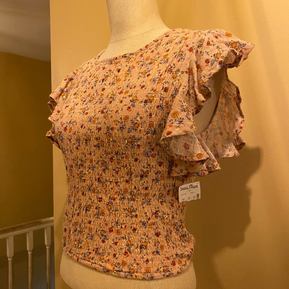 Chic Floral Ruffle Sleeve Blouse - Picture 2 of 5